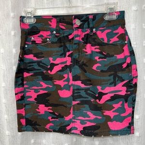 Hot pink accent camo skirt
